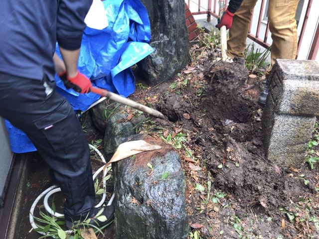 東京都中央区日本橋本町のバルコニー花壇・植栽撤去処分中の様子です。